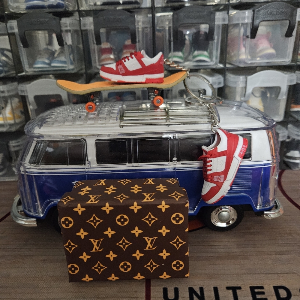 Fashion pair of mini sneakers keychain.(Red/White). - Picture 7 of 8
